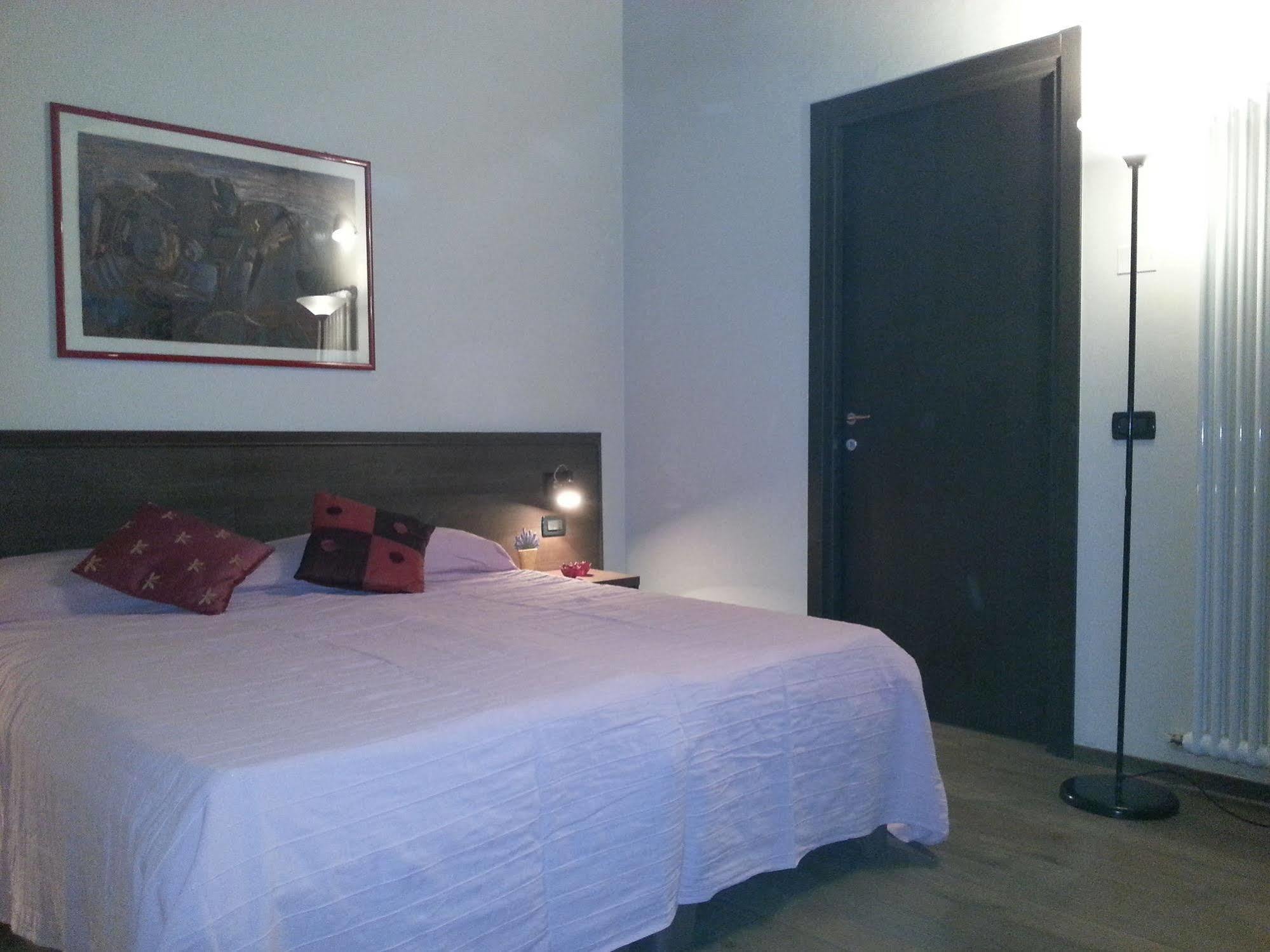 Hotel Hyknusa Reggio Emilia Exteriör bild